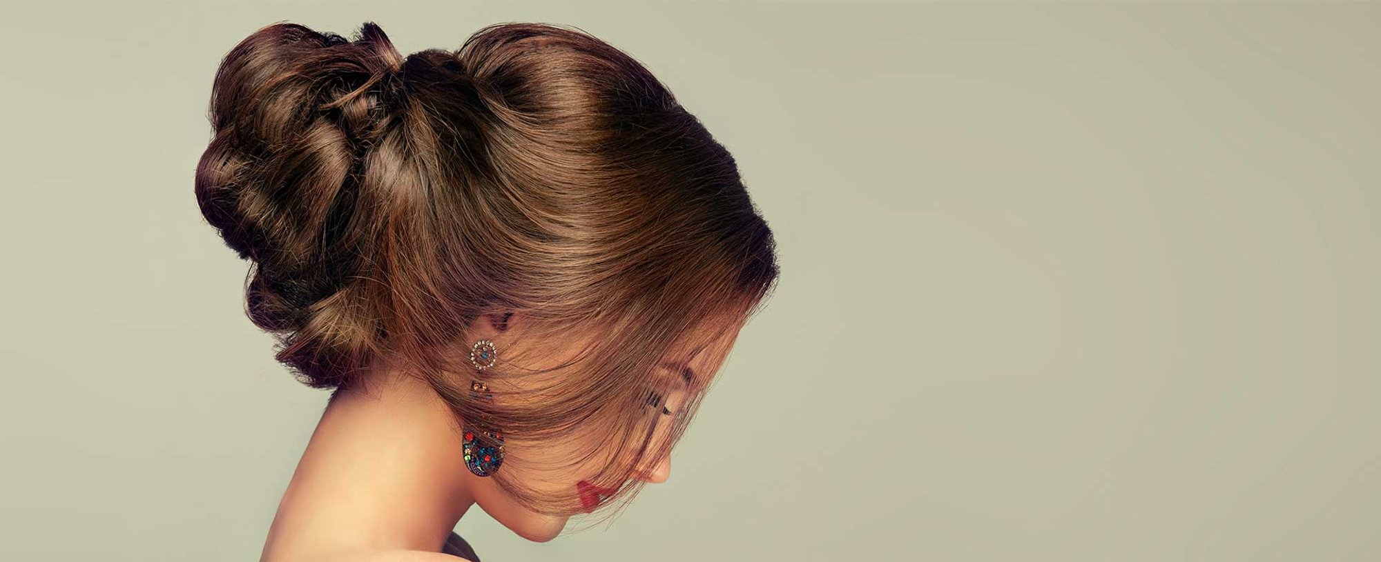 Modelo com cabelo volumoso e castanho