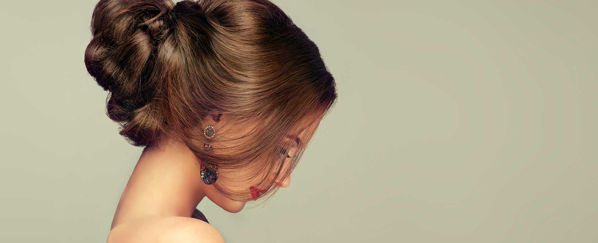 Modelo com cabelo volumoso e castanho