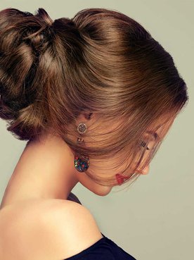Modelo com cabelo volumoso e castanho