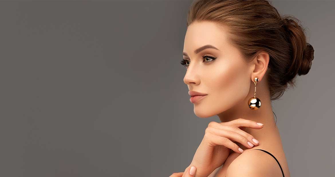 Modelo com cabelo castanho e coque