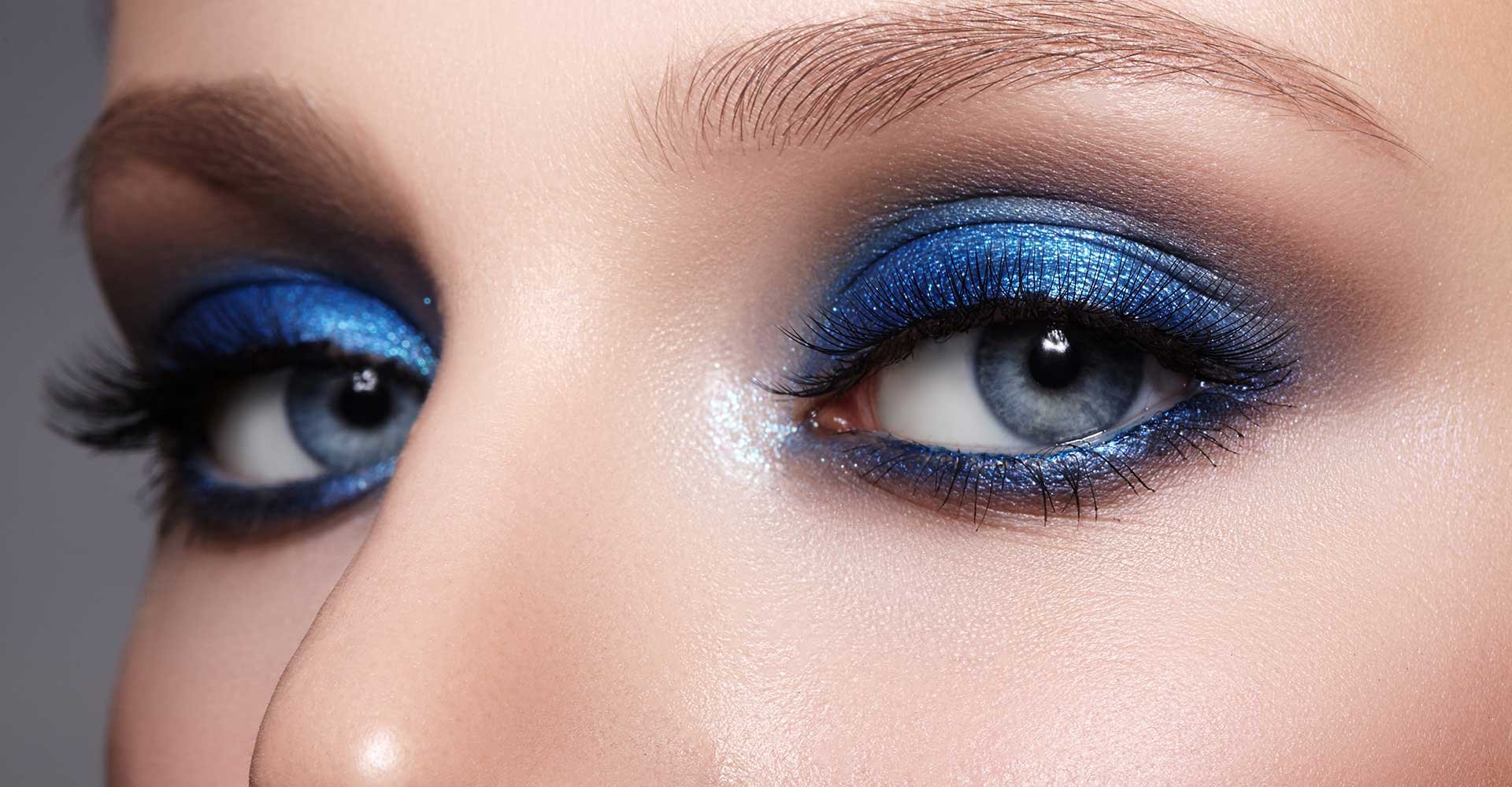 Imagem mostrando os olhos de uma mulher com maquiagem azul