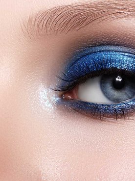 Imagem mostrando os olhos de uma mulher com maquiagem azul