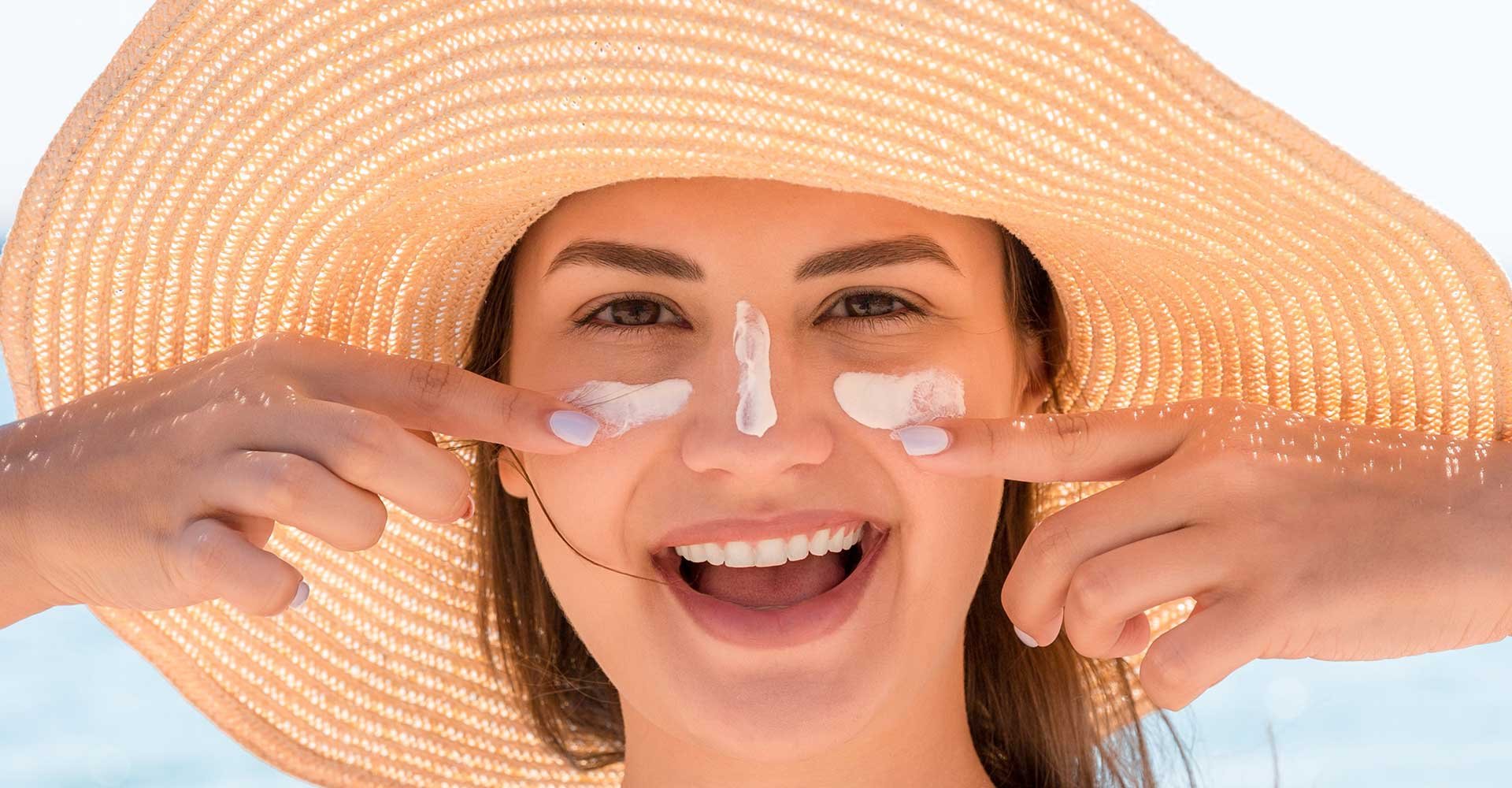 Mulher Passando Protetor Solar Em Seu Rosto