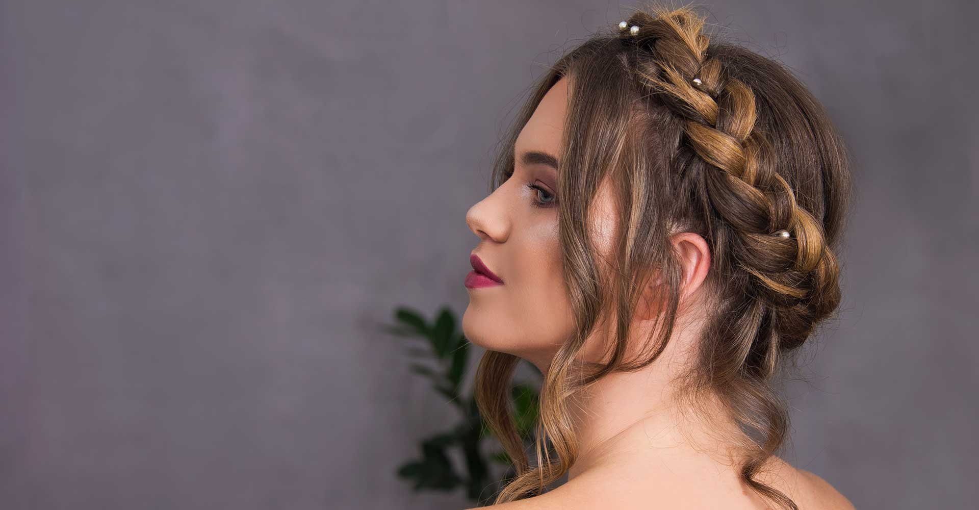 Modelo com cabelo castanho trancado