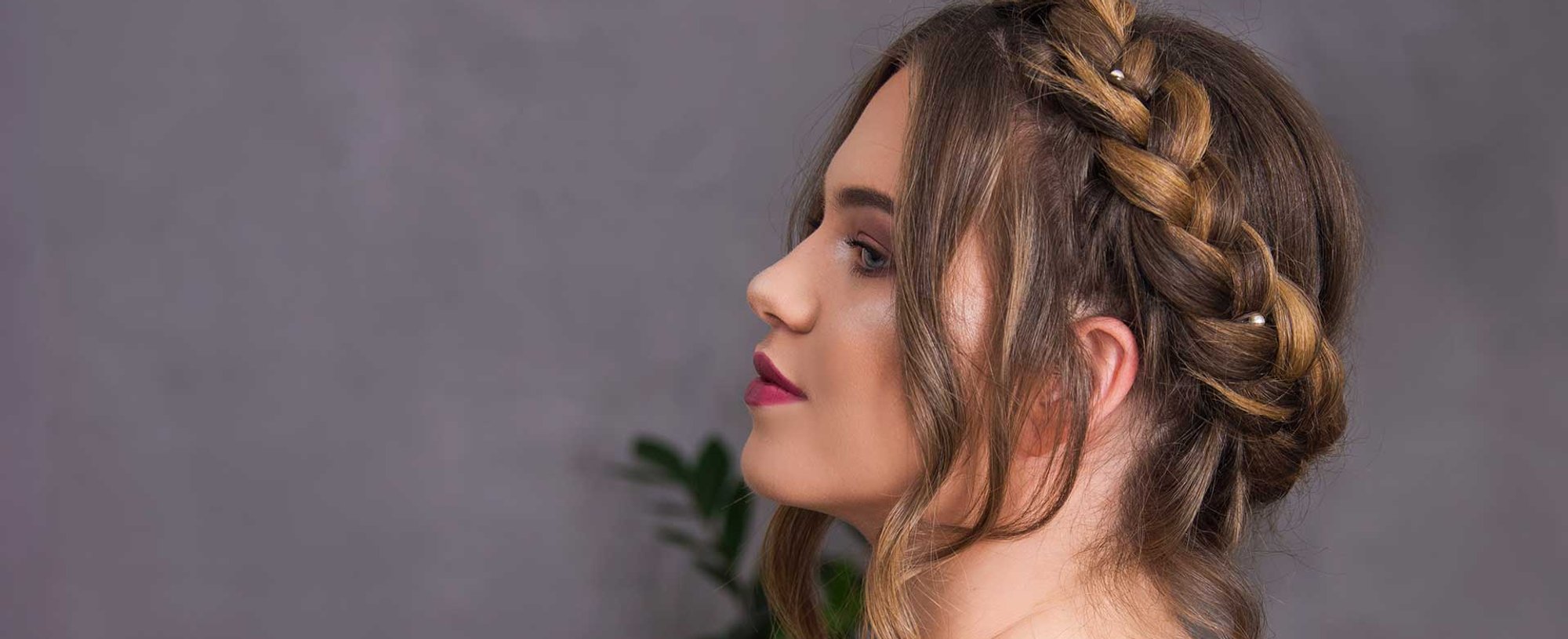 Modelo com cabelo castanho trancado