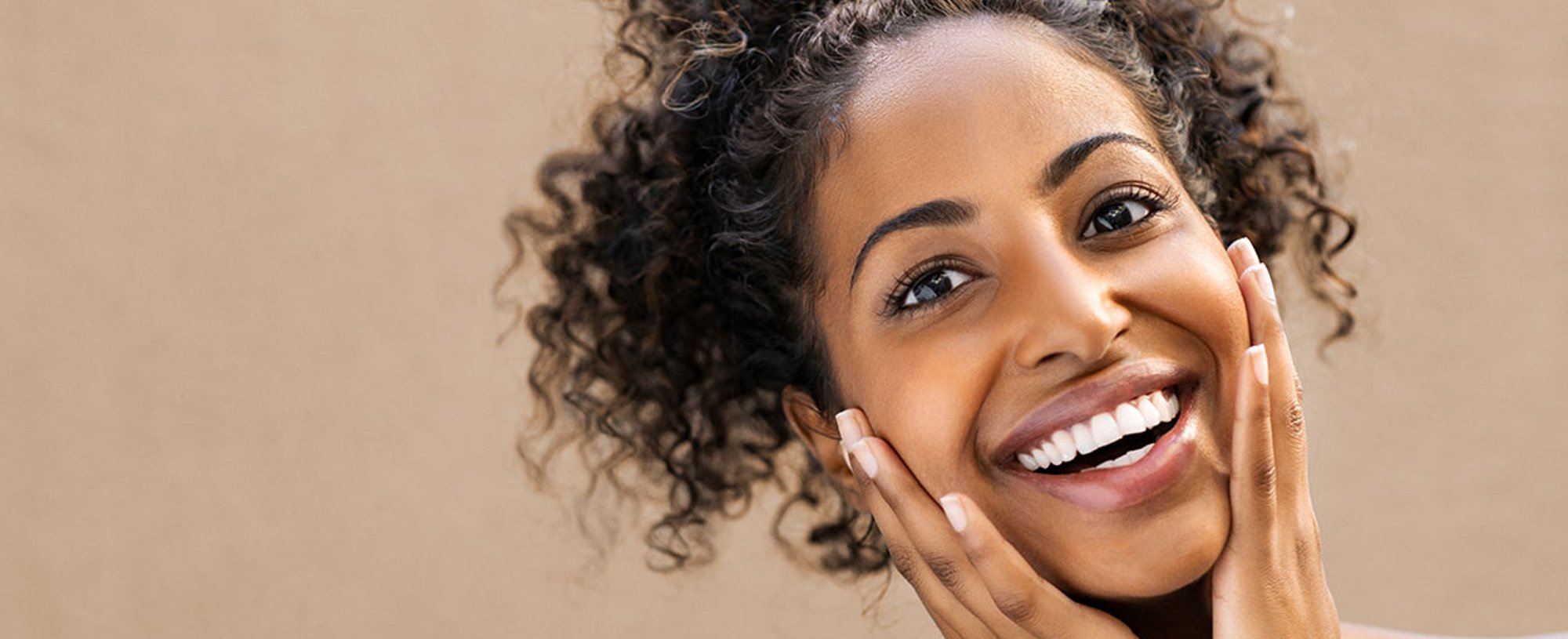 Modelo Negra Sorrindo