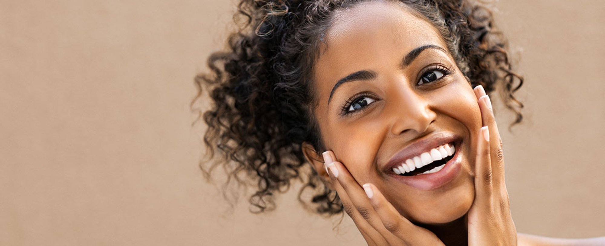 Modelo Negra Sorrindo