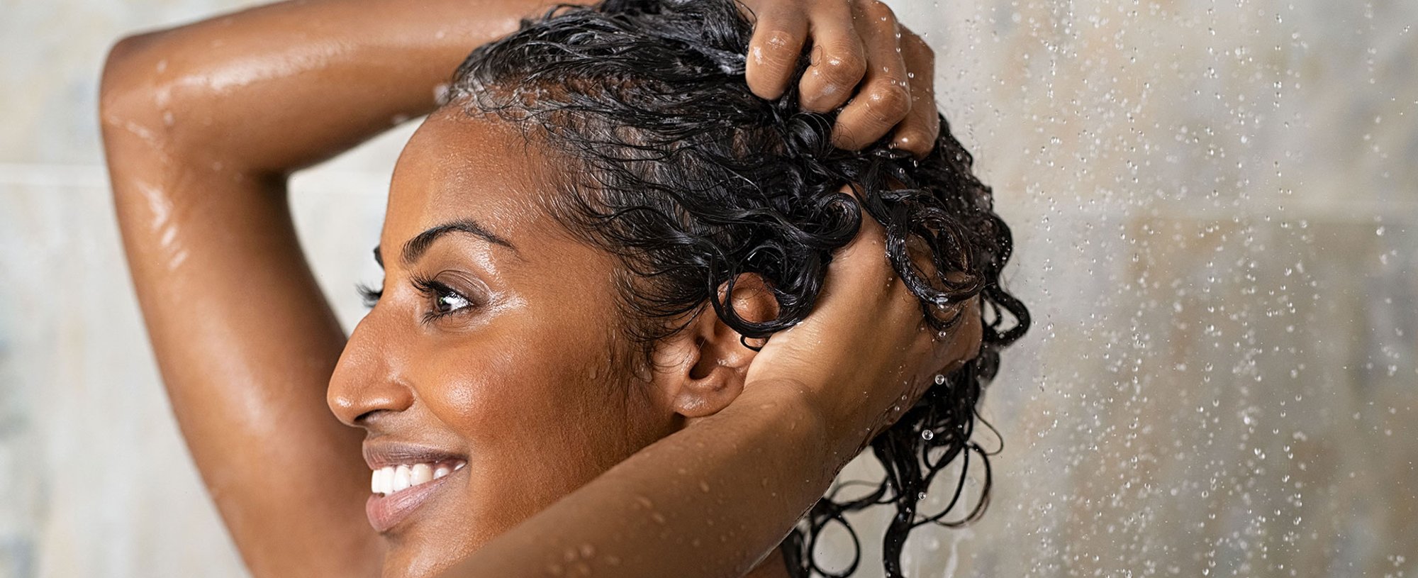 Modelo negra tomando banho e lavando os cabelos
