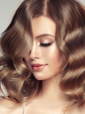 Modelo com cabelo castanho claro curto levemente ondulado