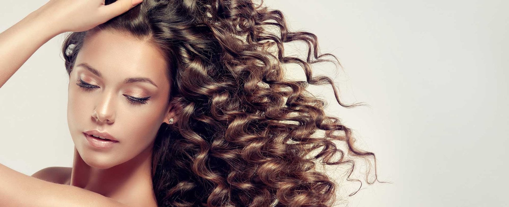 Modelo Com Cabelo Cacheado E Volumoso