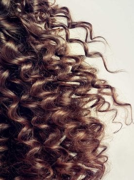 Modelo Com Cabelo Cacheado E Volumoso