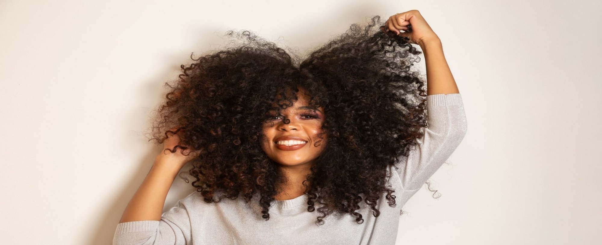 Modelo Negra Sorrindo Mexendo Em Seus Cabelos Crespo