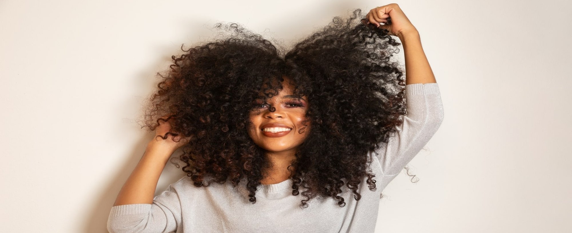 Modelo Negra Sorrindo Mexendo Em Seus Cabelos Crespo