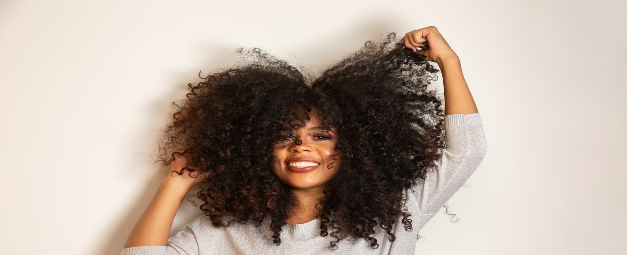 Modelo Negra Sorrindo Mexendo Em Seus Cabelos Crespo