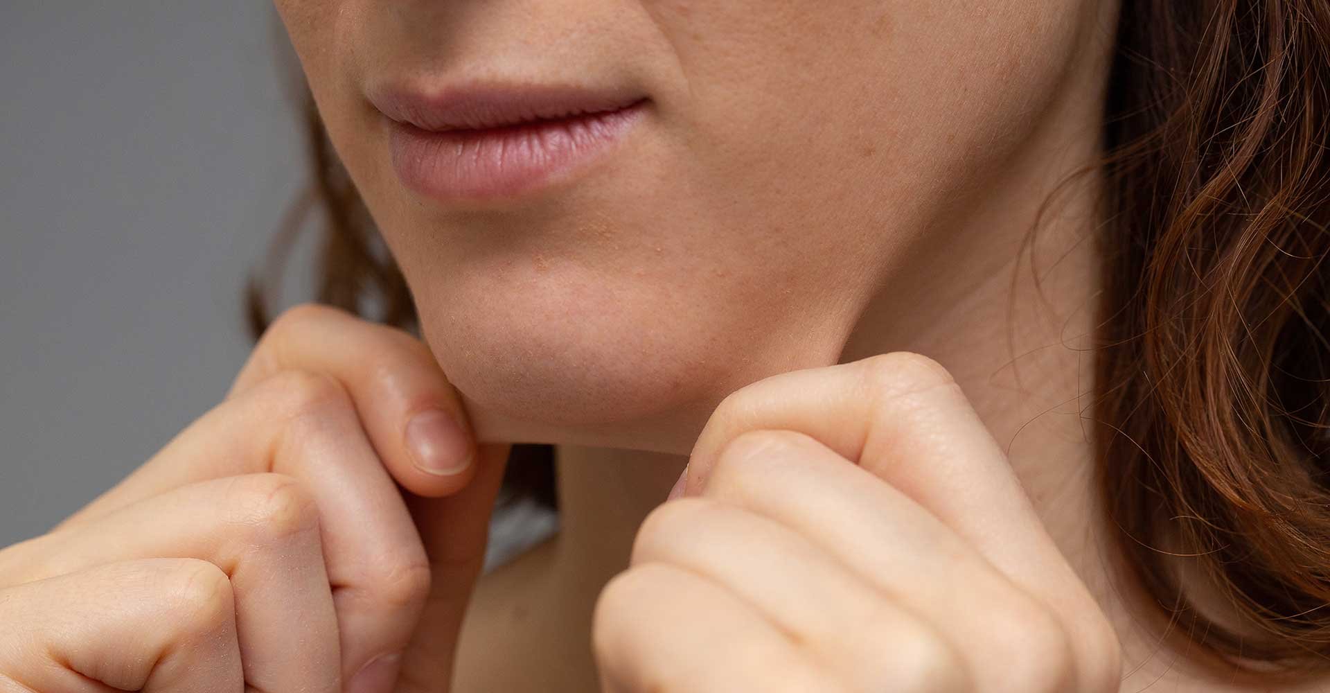 Mulher Puxando A Parte De Baixo Do Seu Queixo