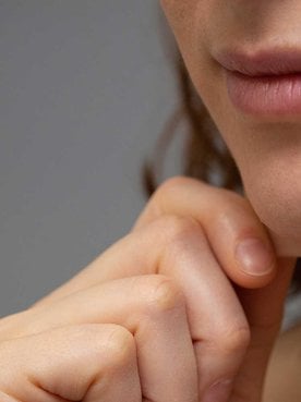 Mulher Puxando A Parte De Baixo Do Seu Queixo