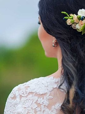 Modelo Com Cabelo Cumprido De Costas Cor Preta Com Tiara De Flor