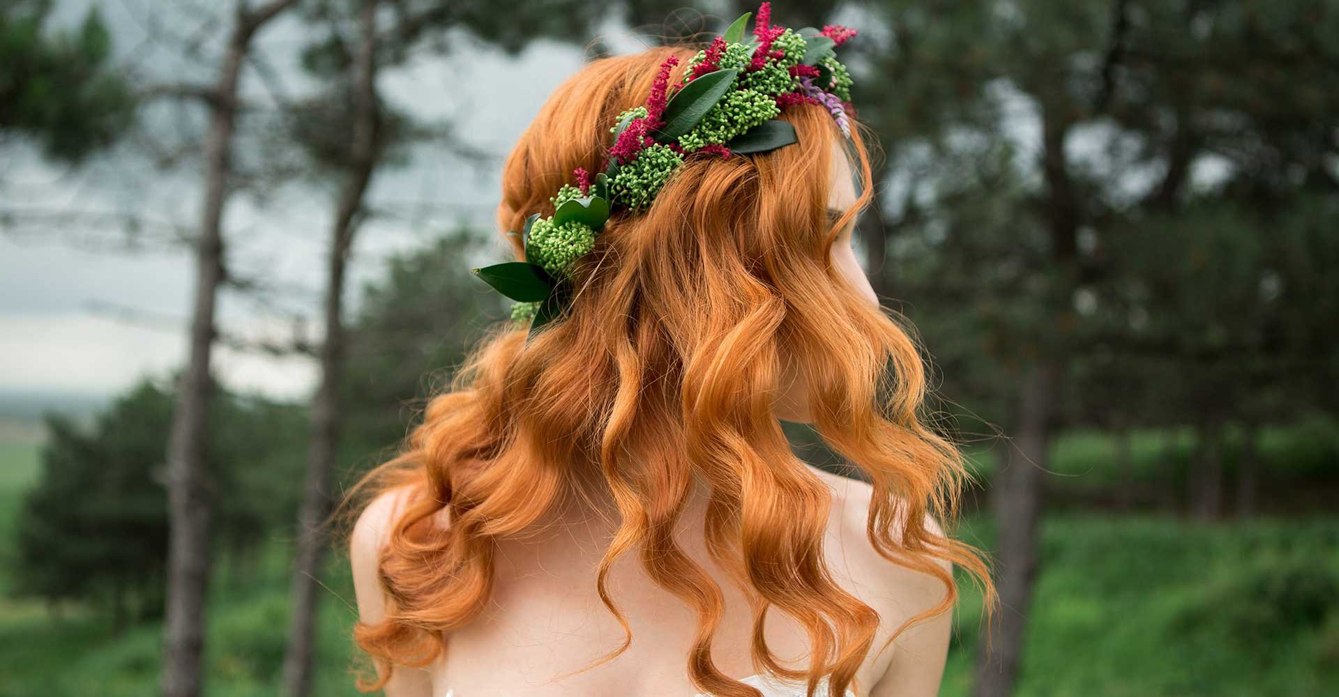 Modelo Ruiva De Costas Com Uma Tiara De Flor No Cabelo