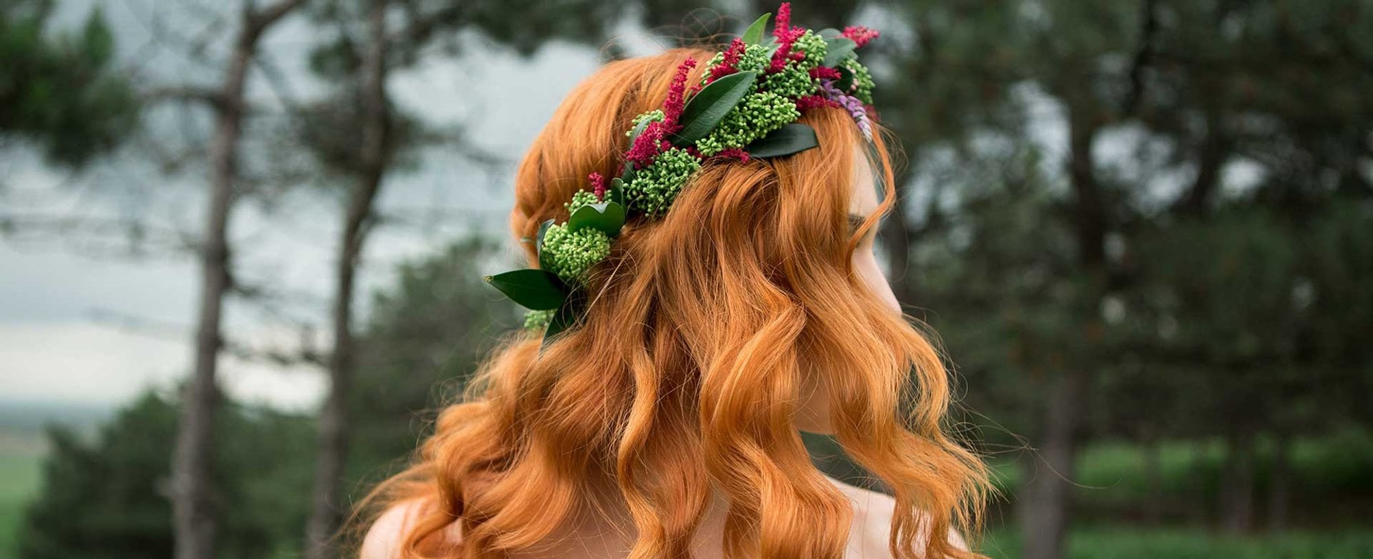 Modelo Ruiva De Costas Com Uma Tiara De Flor No Cabelo