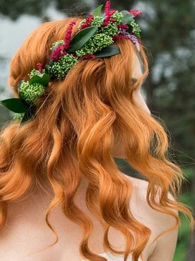 Modelo Ruiva De Costas Com Uma Tiara De Flor No Cabelo