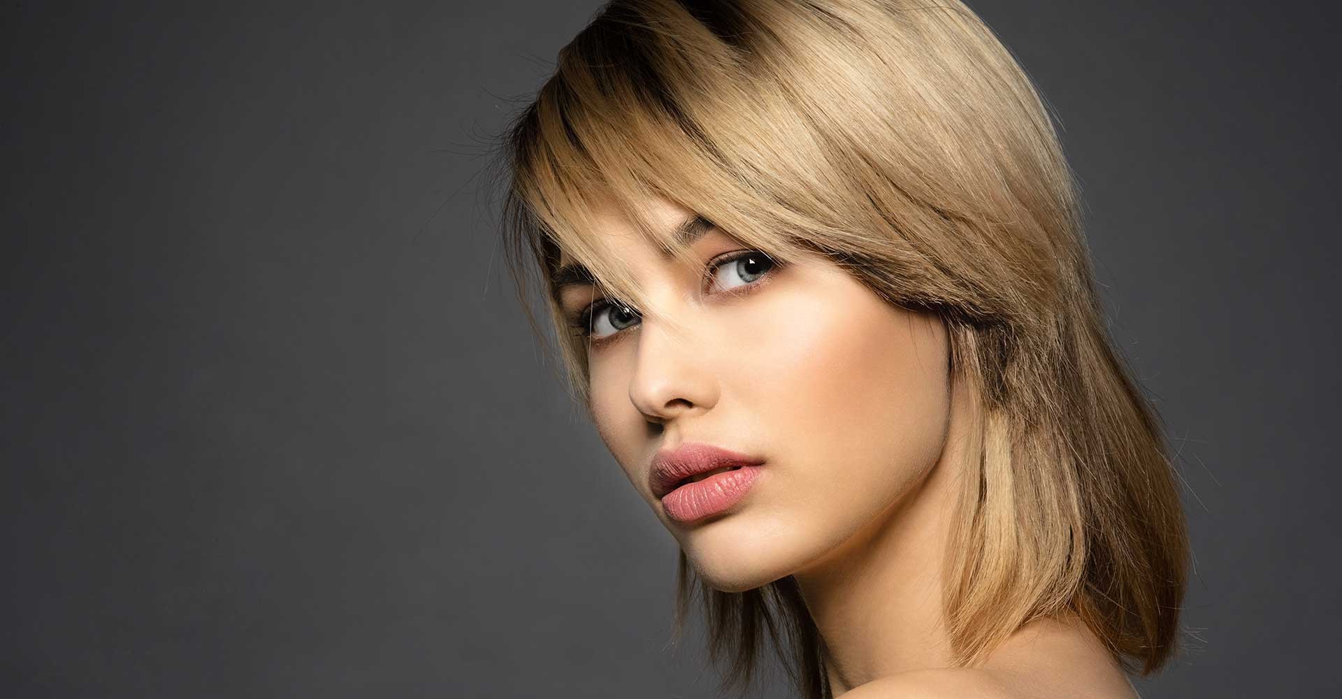 Modelo Loira Com Franja