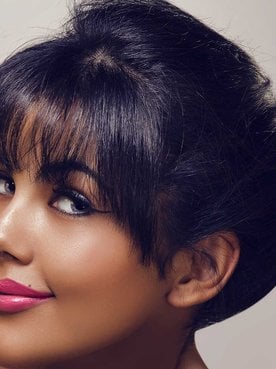 Modelo Morena Com Cabelo Preto Com Rabo De Cavalo
