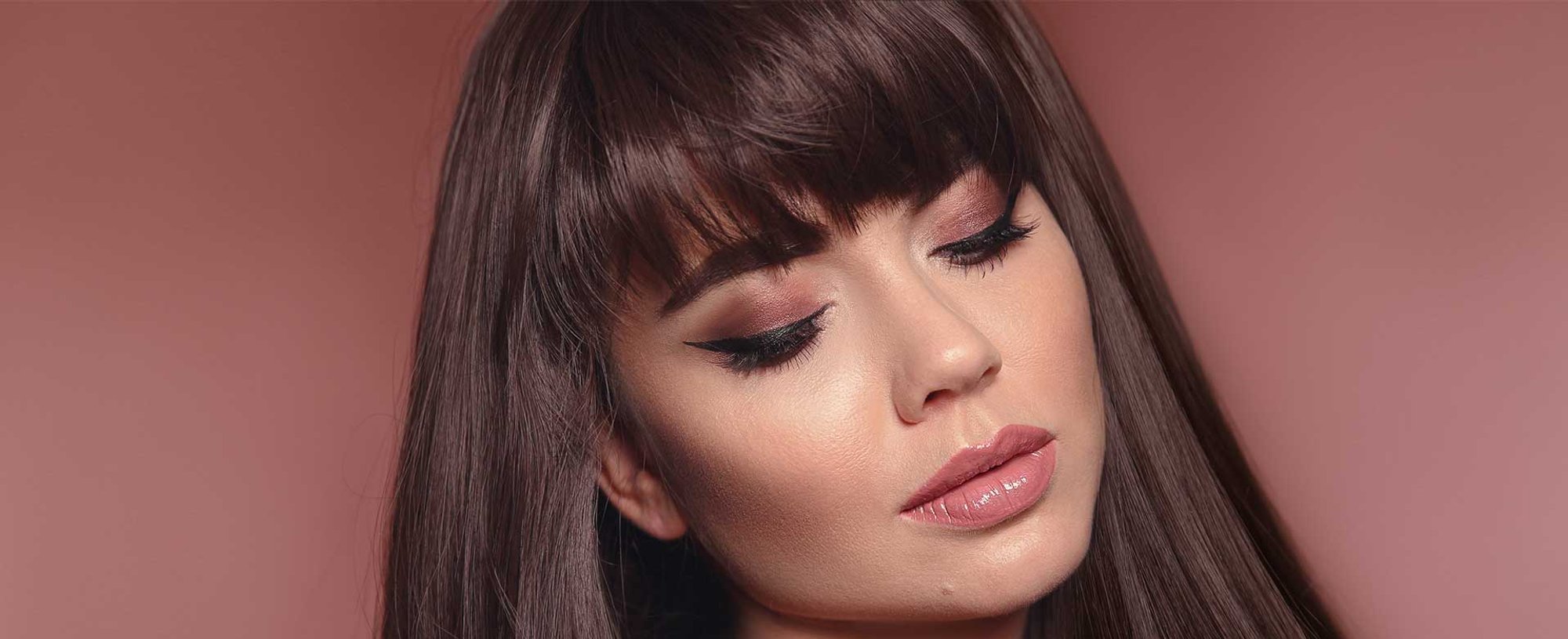 Modelo Com Maquiagem Rosa Clara Com Cabelo Com Franja