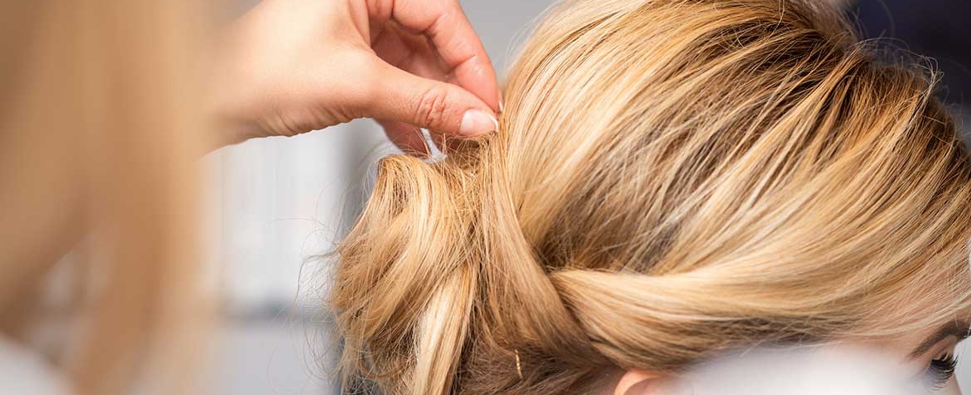 Profissional Mexendo No Coque De Mulher Com Cabelo Loiro