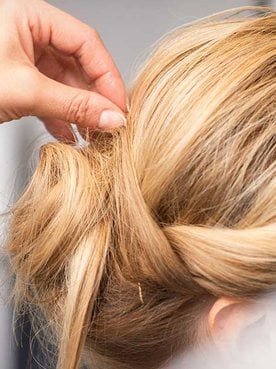 Profissional Mexendo No Coque De Mulher Com Cabelo Loiro