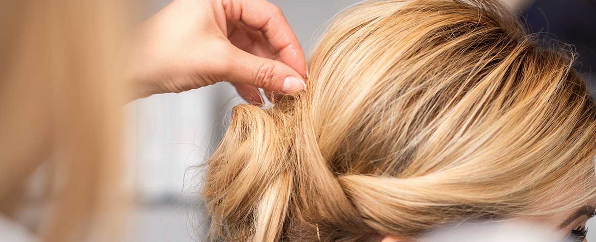Profissional Mexendo No Coque De Mulher Com Cabelo Loiro
