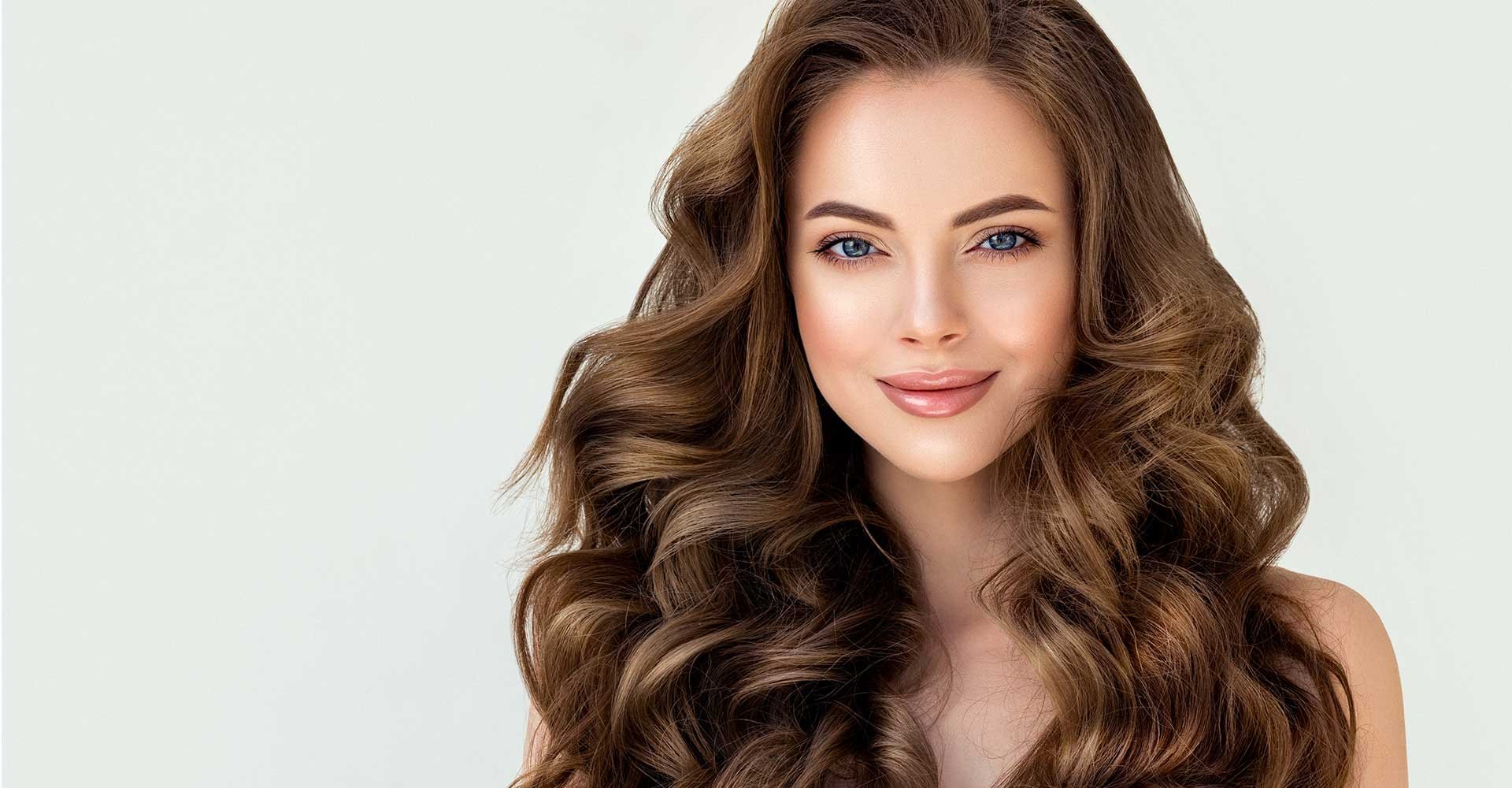 Modelo Com Cabelo Castanho Volumoso Levemente Ondulado Nas Pontas