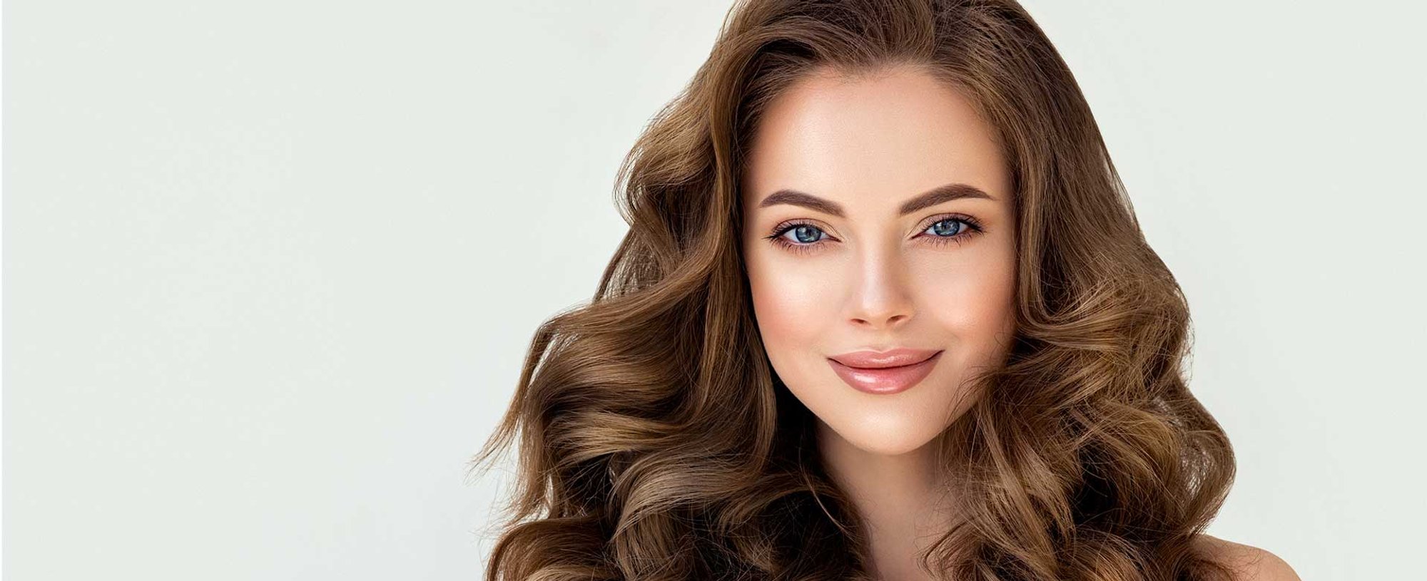 Modelo Com Cabelo Castanho Volumoso Levemente Ondulado Nas Pontas