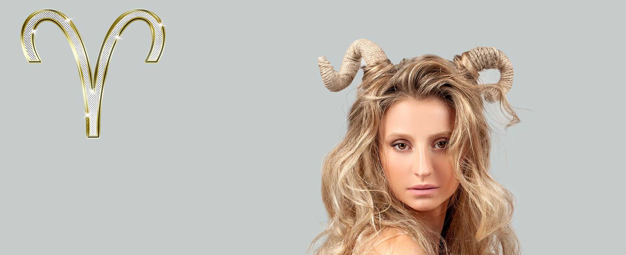 Modelo Loira Com Chifres De Mentira