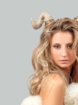 Modelo Loira Com Chifres De Mentira