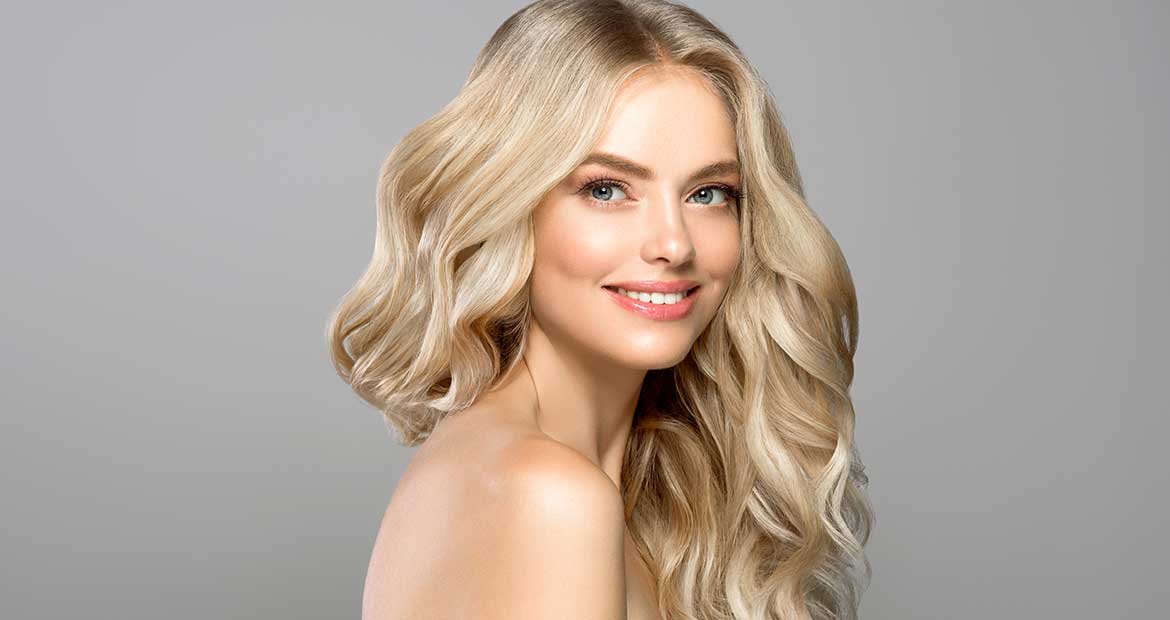 Modelo Com Cabelo Loiro Levemente Ondulado