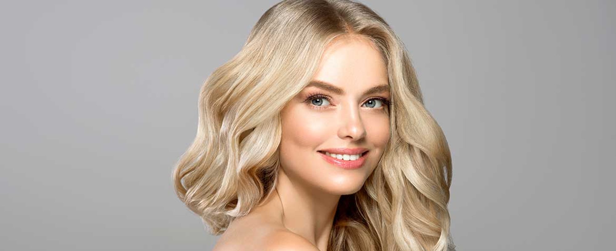 Modelo Com Cabelo Loiro Levemente Ondulado