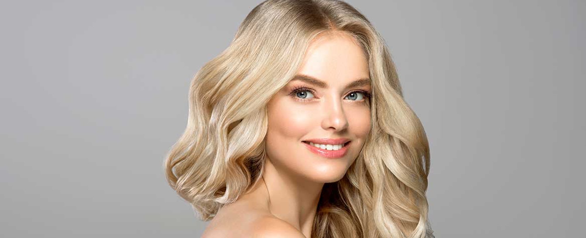 Modelo Com Cabelo Loiro Levemente Ondulado