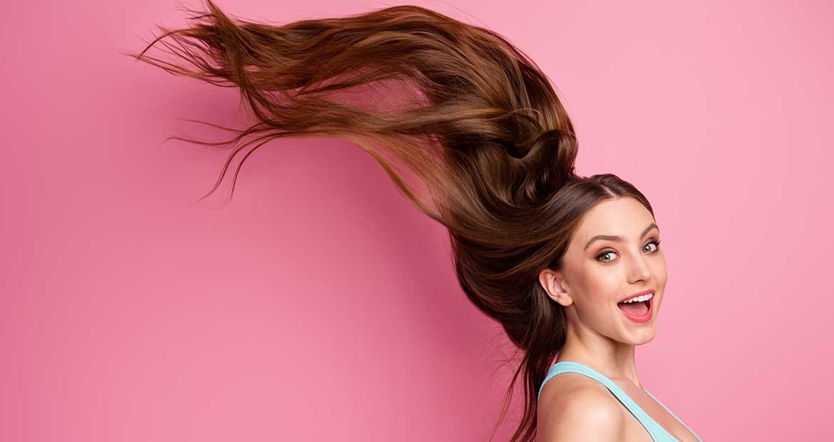 Mulher com cabelo castanho longo