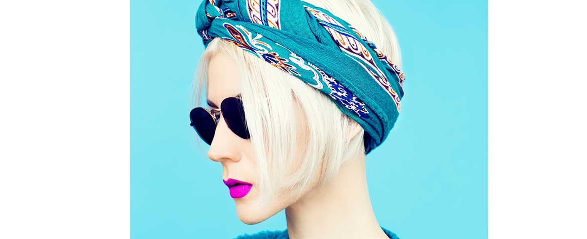 Modelo com cabelo loiro e laco