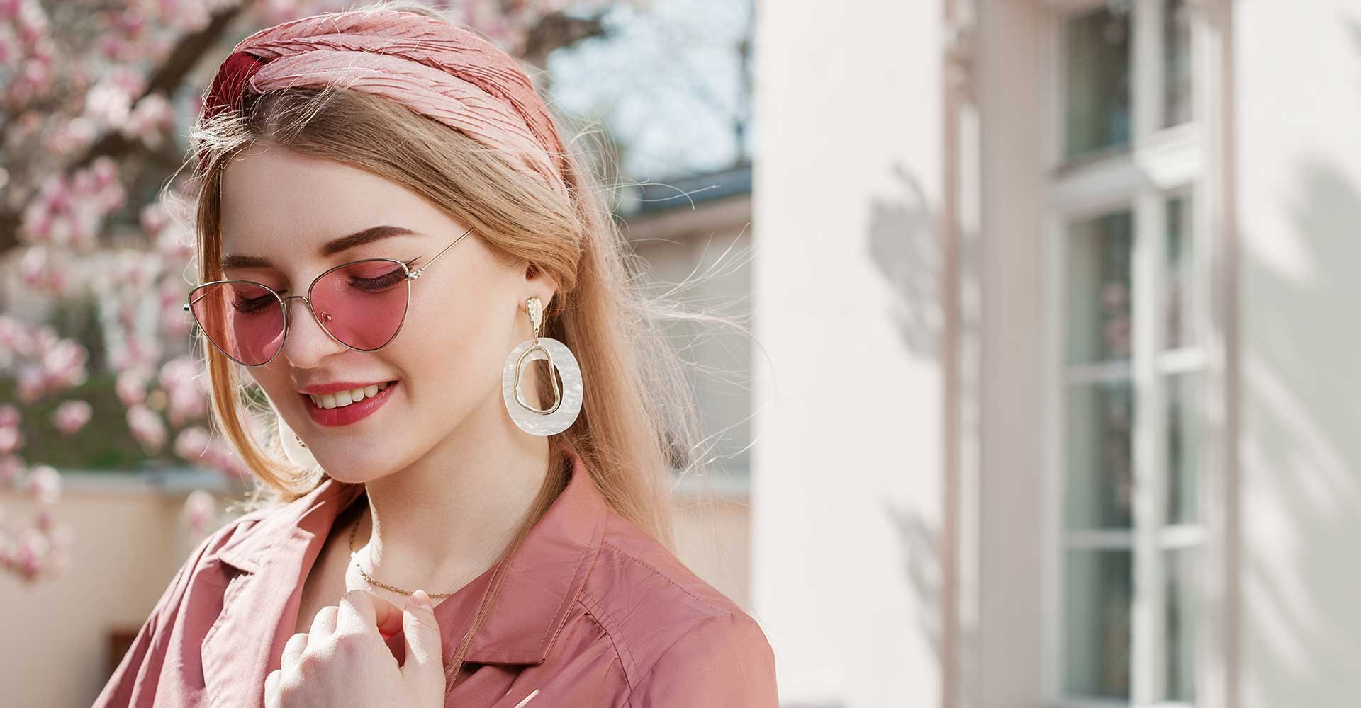 Modelo Loira Com Laco Rosa Em Seu Cabelo