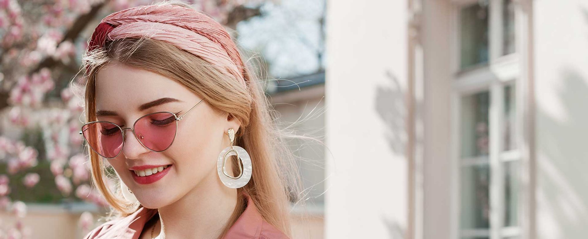 Modelo Loira Com Laco Rosa Em Seu Cabelo