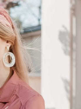 Modelo Loira Com Laco Rosa Em Seu Cabelo