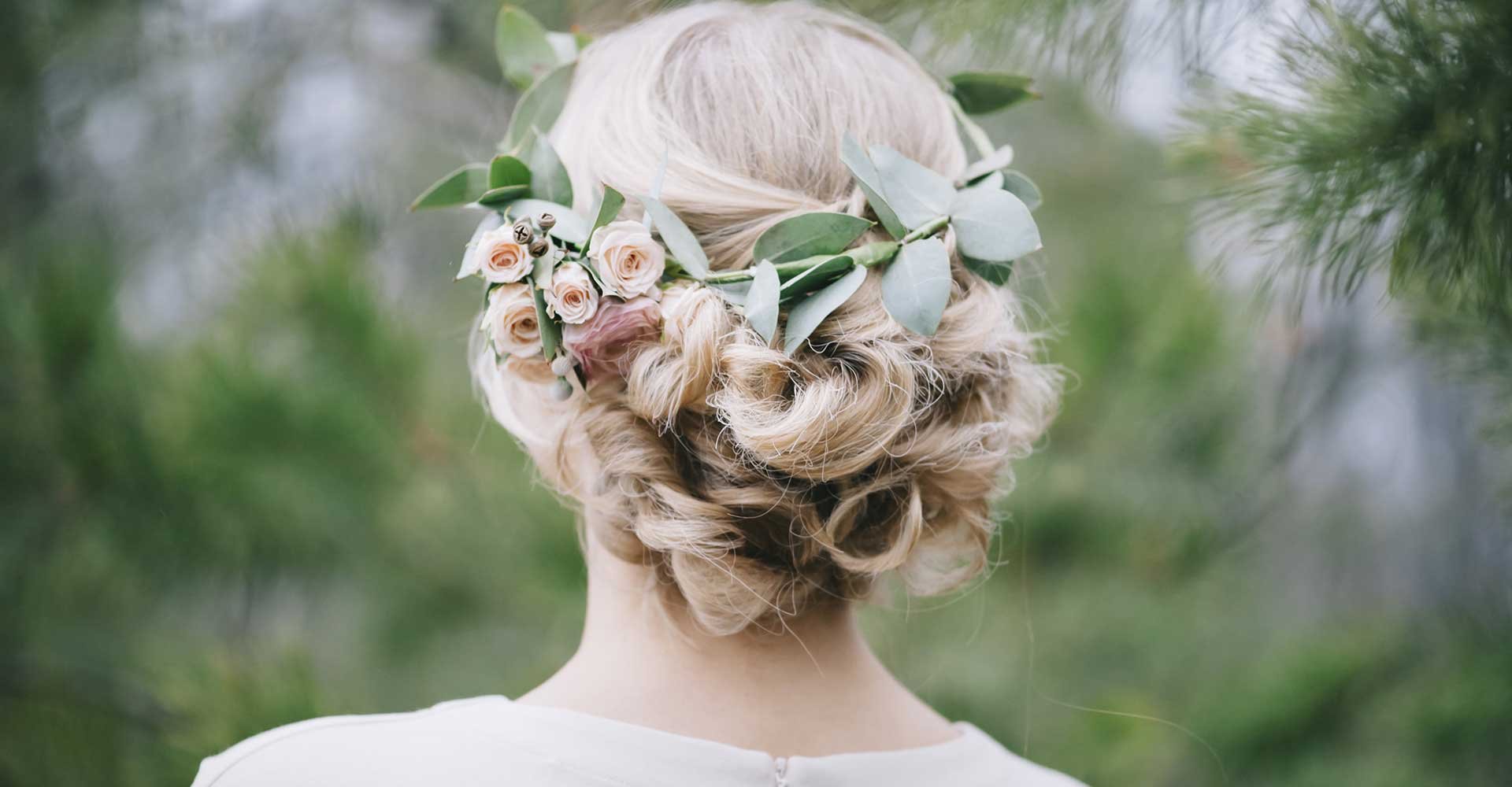 Modelo com cabelo loiro e curto com tiara de flores