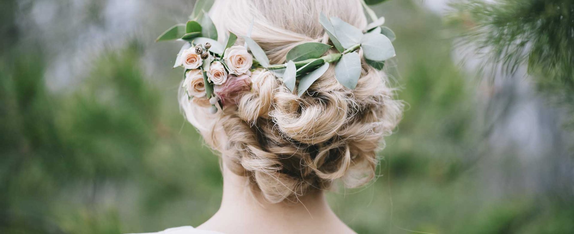Modelo com cabelo loiro e curto com tiara de flores