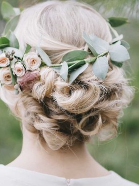 Modelo com cabelo loiro e curto com tiara de flores
