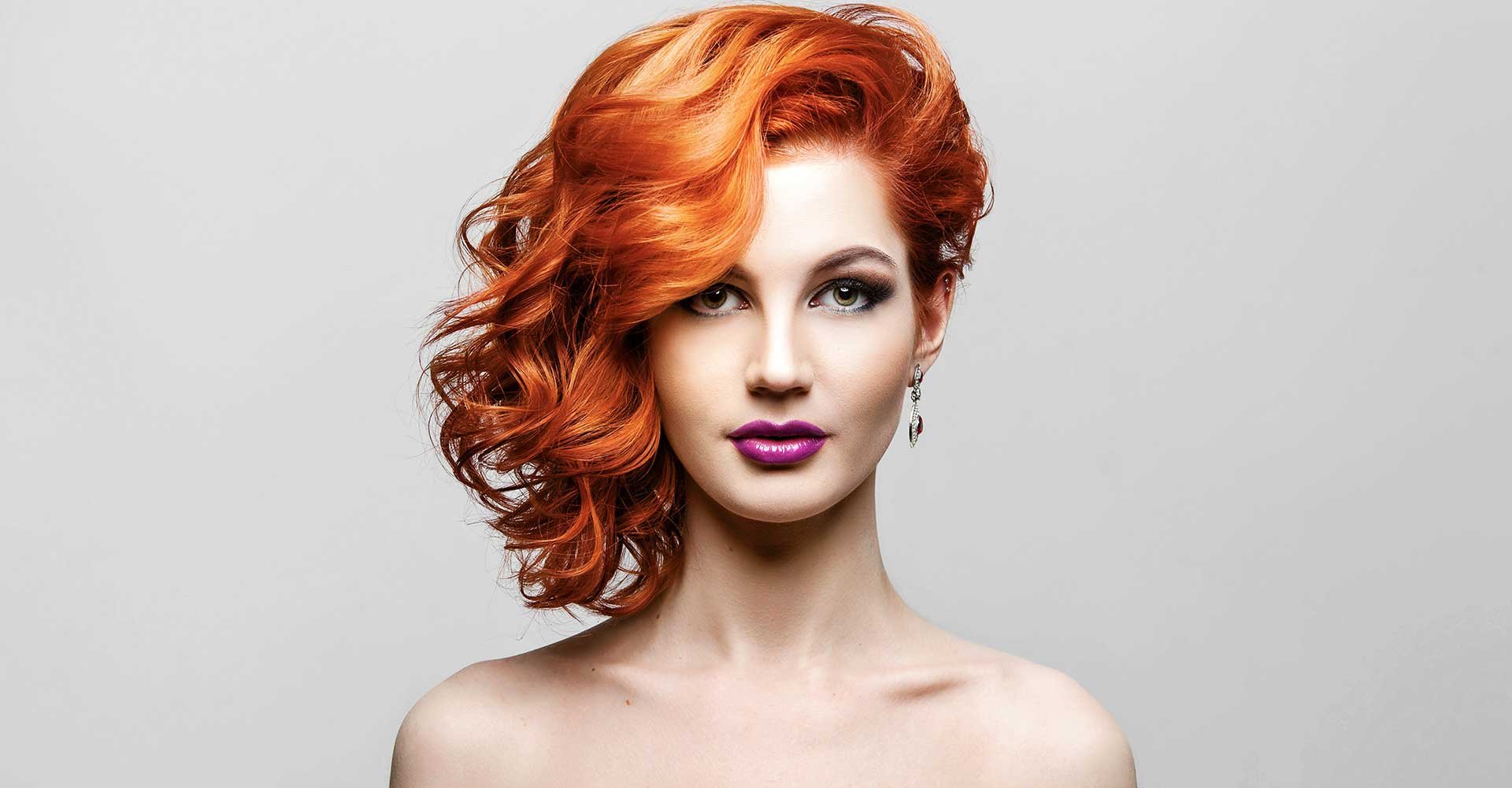 Modelo ruiva com o cabelo todo pro lado esquerdo