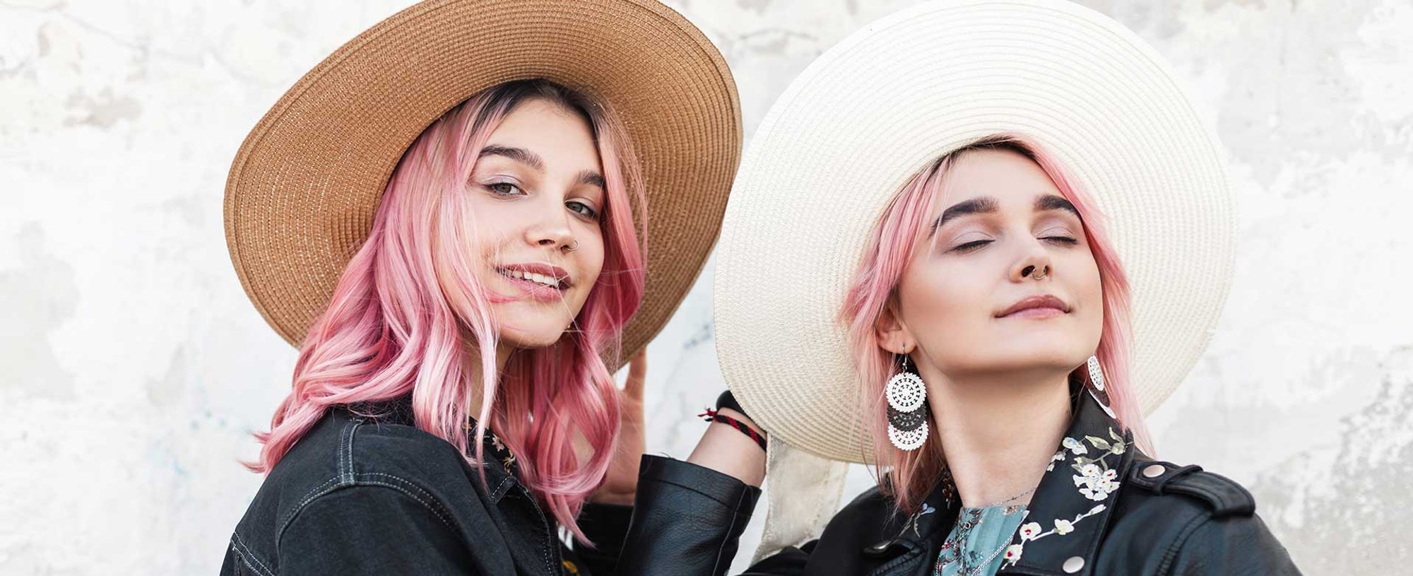 Dupla de modelos com chapeus e cabelos rosa
