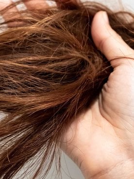 Imagem mostrando cabelo danificado