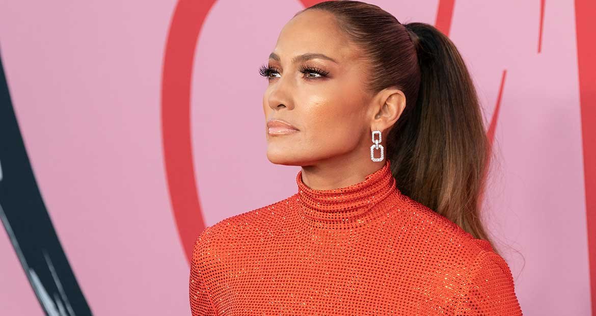 Modelo com cabelo liso e rabo de cavalo