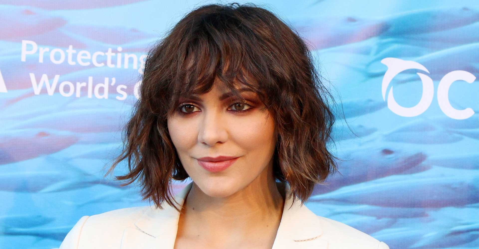 Atriz Katharine Mcphee com cabelo preto curto